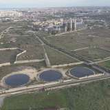 Ma oggi che cosa � rimasto di questo polo industriale? Un enorme territorio sterile, privo di edifici e campi coltivati...